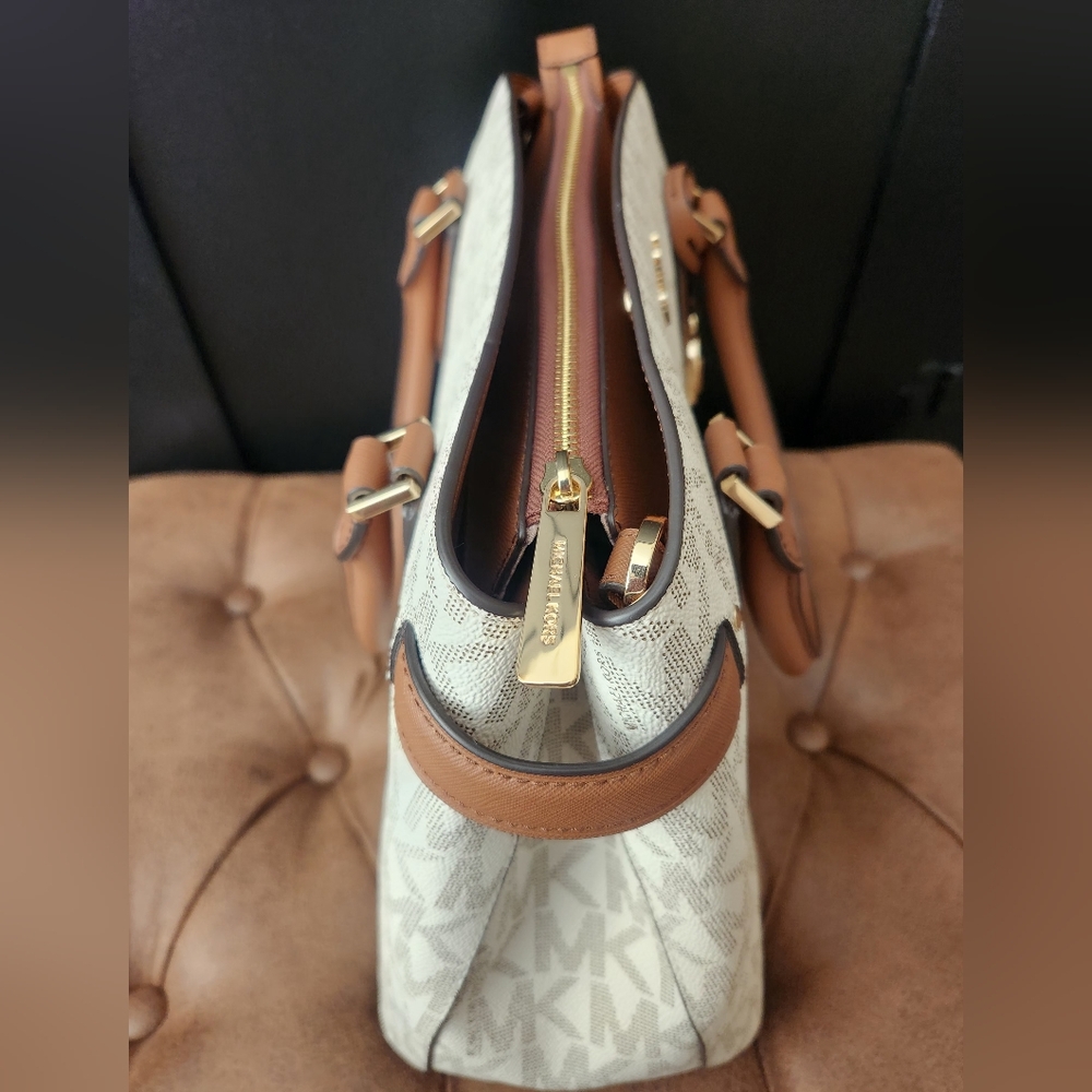 Michael Kors Lynn vanilla handbag/crossbody purse - Picture 3 of 12